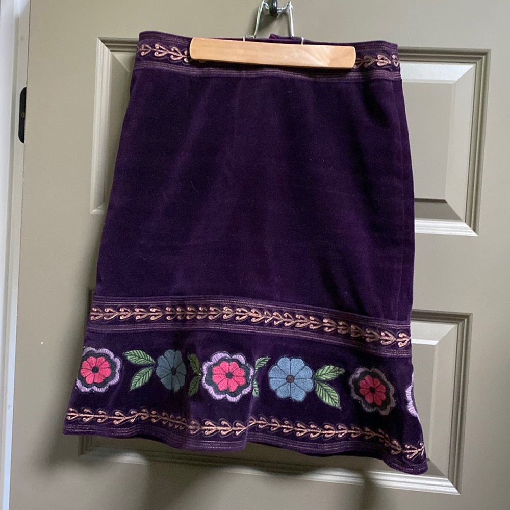 Fully lined velvet Nenette Lepore trumpet skirt and purple size 2